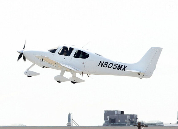 Angelina Jolie, aux commandes d'un petit avion, décolle de l'aéroport de Van Nuys à Los Angeles le 23 mars 2012