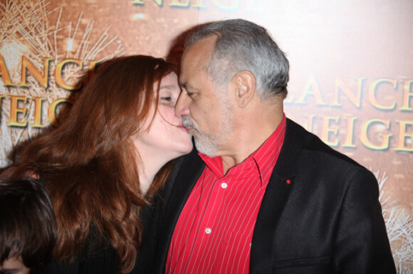 Francis Perrin et sa femme Gersende lors de l'avant-première du film Blanche Neige à Paris au Gaumont Capucines le 31 mars 2012