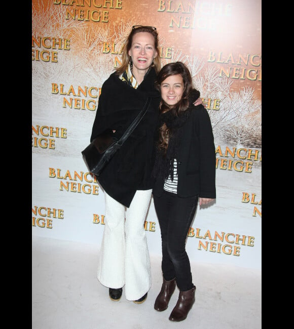 Gabrielle Lazure et sa fille Emma lors de l'avant-première du film Blanche Neige à Paris au Gaumont Capucines le 31 mars 2012