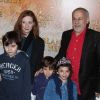 Francis Perrin, sa femme Gersende et leur fils Louis (à gauche) lors de l'avant-première du film Blanche Neige à Paris au Gaumont Capucines le 31 mars 2012