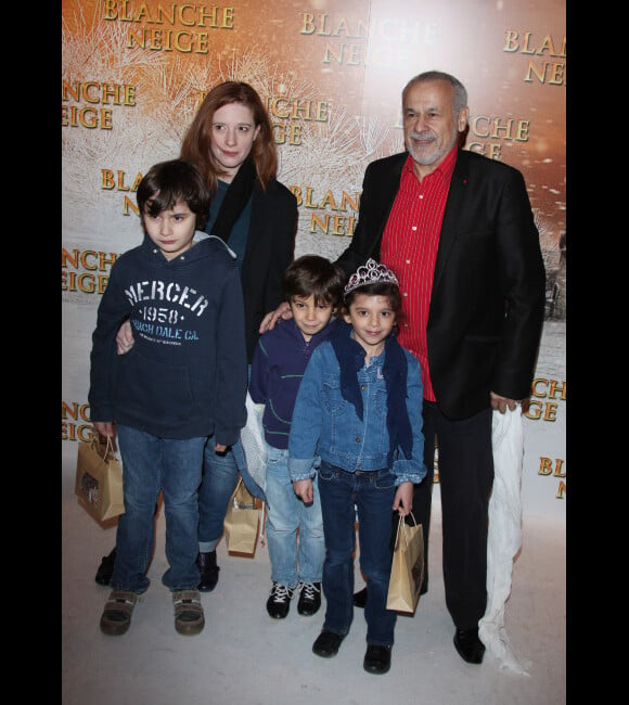 Francis Perrin, sa femme Gersende et leur fils Louis (à gauche) lors de l'avant-première du film Blanche Neige à Paris au Gaumont Capucines le 31 mars 2012