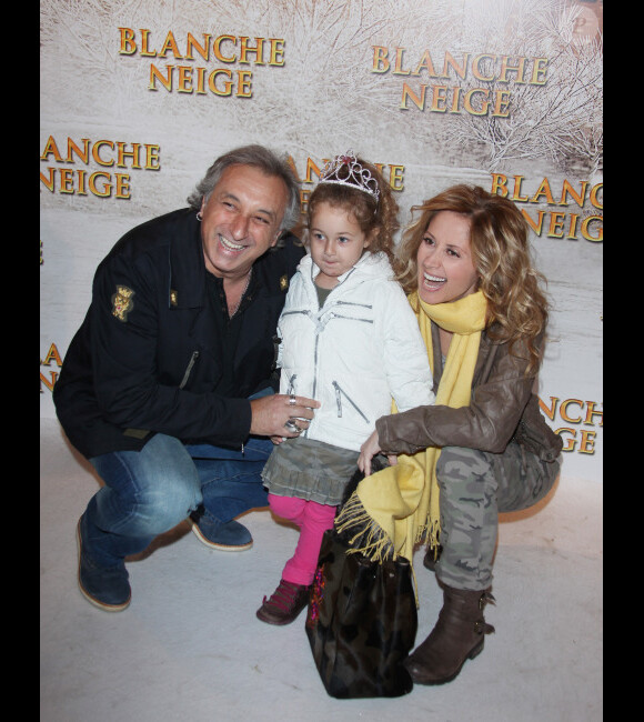 Gérard Pullicino, Lara Fabian, et leur fille Lou lors de l'avant-première du film Blanche Neige à Paris au Gaumont Capucines le 31 mars 2012