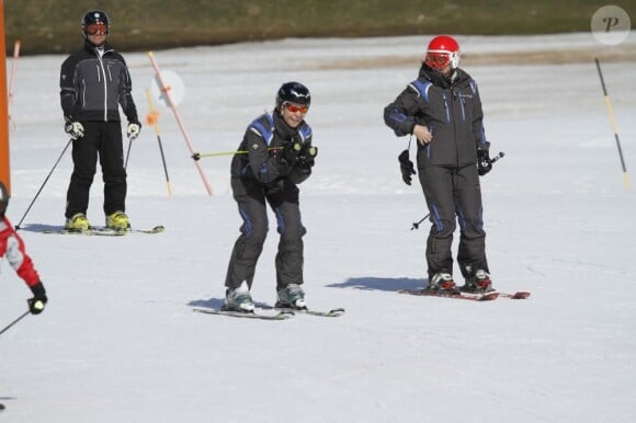 L'infante Elena d'Espagne tout schuss le 1er avril 2012 à la station de ski et sur les pistes de Baqueira-Beret (Pyrénées espagnoles).