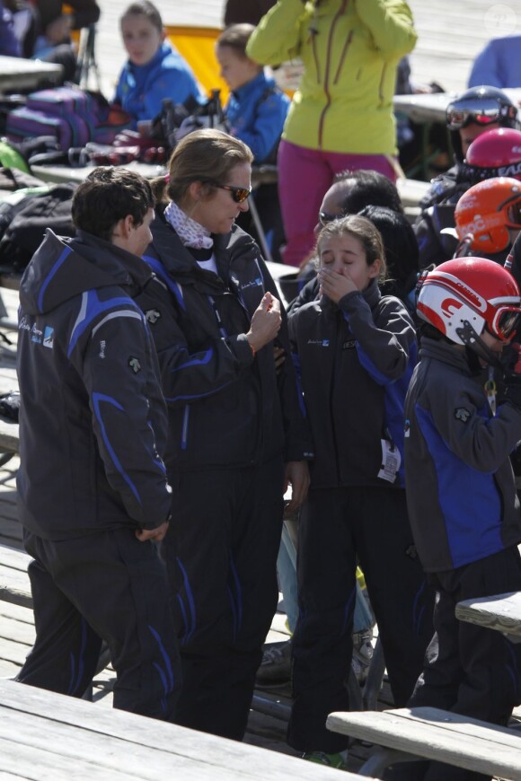 L'infante Elena d'Espagne est apparue radieuse avec ses enfants Felipe et Victoria dimanche 1er avril 2012 à la station de ski et sur les pistes de Baqueira-Beret (Pyrénées espagnoles).