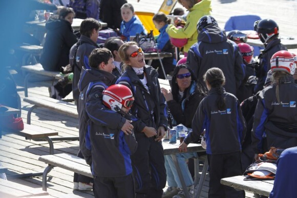 Le retour de la bonne humeur ! L'infante Elena d'Espagne est apparue radieuse avec ses enfants Felipe et Victoria dimanche 1er avril 2012 à la station de ski et sur les pistes de Baqueira-Beret (Pyrénées espagnoles).