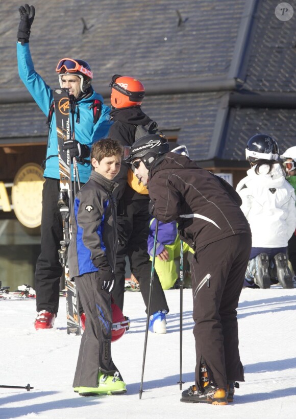 Prête pour une course avec Felipe ? L'infante Elena d'Espagne est apparue radieuse avec ses enfants Felipe et Victoria dimanche 1er avril 2012 à la station de ski et sur les pistes de Baqueira-Beret (Pyrénées espagnoles).