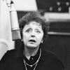 Edith Piaf en 1963 dans un studio d'enregistrement parisien