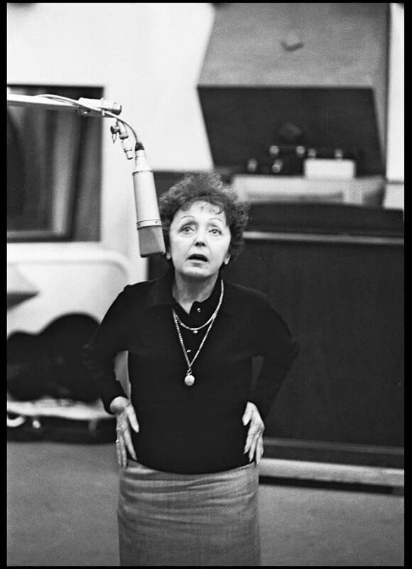 Edith Piaf en 1963 dans un studio d'enregistrement parisien