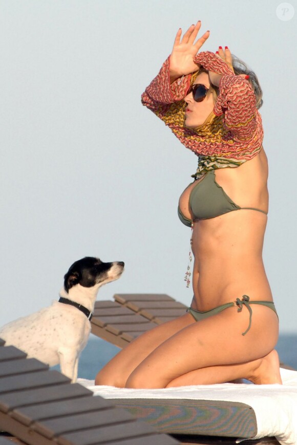 Rita Rusic dévoile ses superbes attributs sous le soleil de Miami. Le 3 avril 2012.