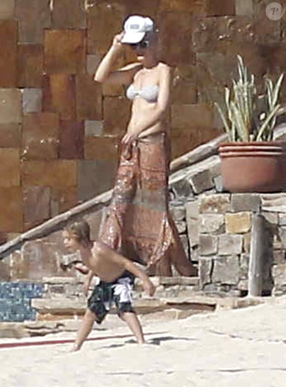 Gwen Stefani, Gavin Rossdale et leurs enfants prennent le soleil à Cabo San Lucas, au Mexique. Avril 2012