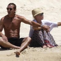 Gwen Stefani, sexy, prend un bain de soleil avec son chéri et ses enfants