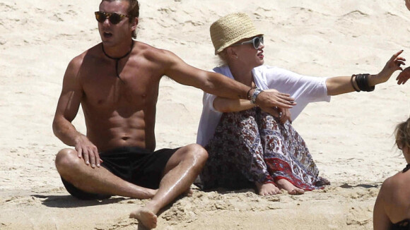 Gwen Stefani, sexy, prend un bain de soleil avec son chéri et ses enfants