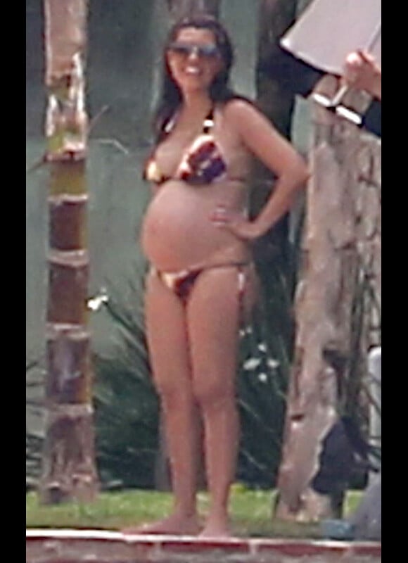 Kourtney Kardashian, très souriante au bord de la plage de La Romana, en République dominicaine, le mercredi 21 mars.
