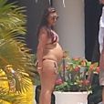 Khloe Kardashian, enceinte de huit mois,, photographiée au bord de la plage de La Romana, en République dominicaine, le mercredi 21 mars.