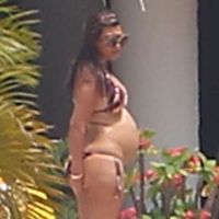 Kourtney Kardashian, enceinte, le ventre rebondi sous le regard de sa soeur Kim
