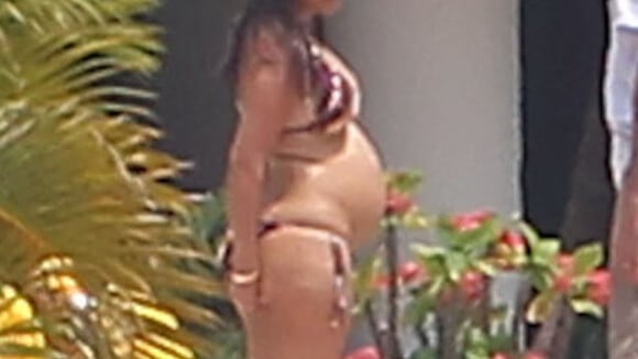 Kourtney Kardashian, enceinte, le ventre rebondi sous le regard de sa soeur Kim