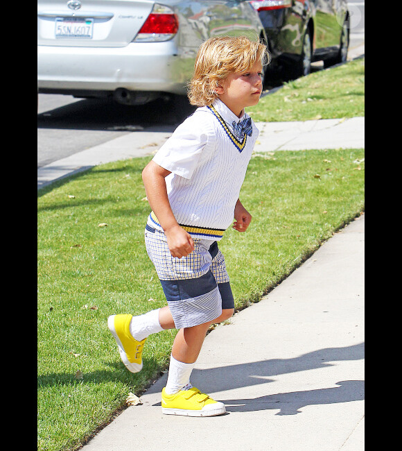 Le petit Kingston version garçon modèle lors du dimanche de Pâques. Le 8 avril 2012
