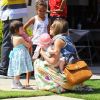 Jessica Alba en famille lors du dimanche de Pâques. La belle s'est rendue chez son frère avec ses filles et son mari Cash Warren. Los Angeles, 8 avril 2012