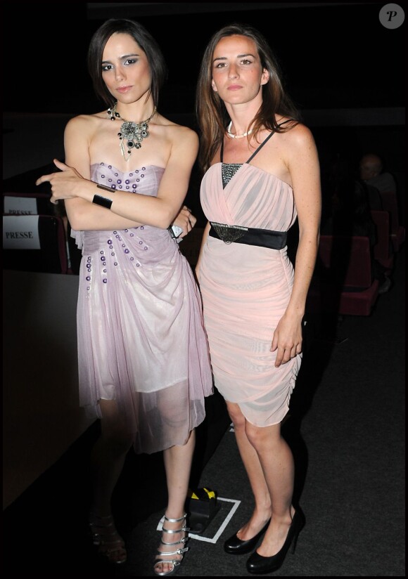 Salomé Stevenin et Melissa Mars dans l'enceinte du Grand Auditorium pour la présentation de Christophe Guillarmé au Cannes Shopping Festival. Le 7 avril 2012.