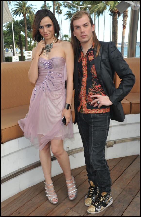 Melissa Mars et Christophe Guillarmé posent devant le Majestic Barrière lors du Cannes Shopping Festival. Le 7 avril 2012.