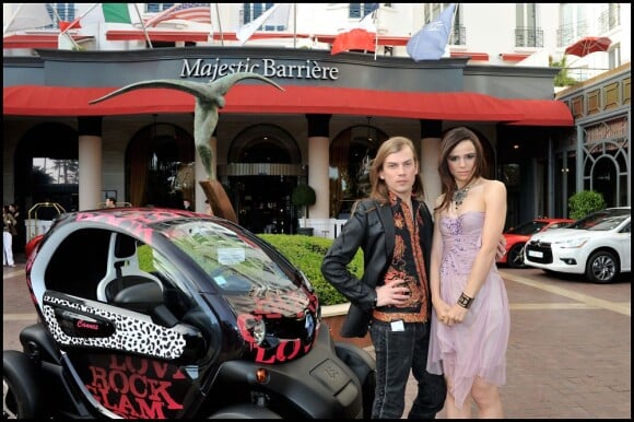 Melissa Mars et Christophe Guillarmé posent devant le Majestic Barrière lors du Cannes Shopping Festival. Le 7 avril 2012.