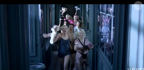 Image du clip de Les Filles de Helmut Fritz (Eric Greff), réalisé par Jean-Marie Antonini, dévoilé le 10 avril 2012.