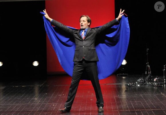 Christophe Alévêque et sa cape lors du filage de sa pièce, Super Rebelle... et candidat libre !, au théâtre du Rond-Point à Paris le 10 avril 2012