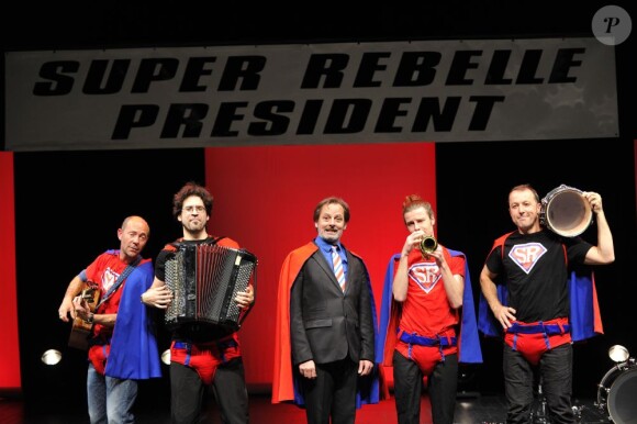 Bien entouré, Christophe Alévêque lors du filage de sa pièce, Super Rebelle... et candidat libre !, au théâtre du Rond-Point à Paris le 10 avril 2012