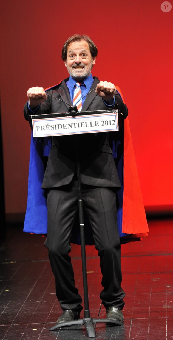 Christophe Alévêque fait le fou lors du filage de sa pièce, Super Rebelle... et candidat libre !, au théâtre du Rond-Point à Paris le 10 avril 2012