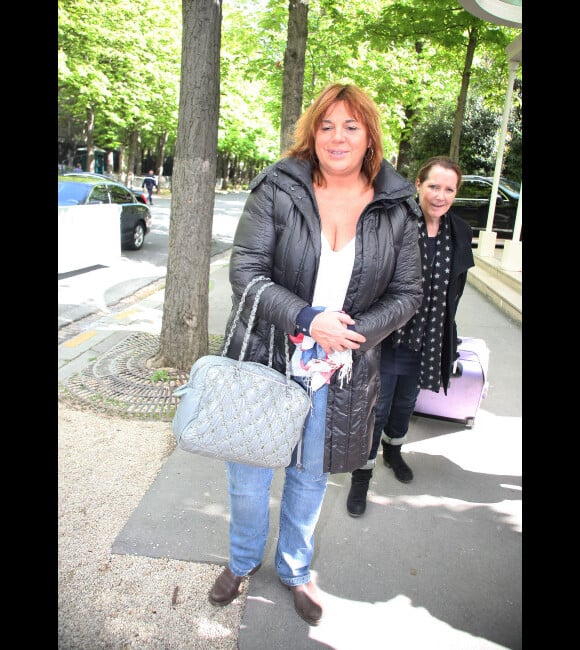 Michèle Bernier arrive au Pavillon Gabriel pour l'enregistrement de l'émission Vivement Dimanche à Paris le 11 avril 2012