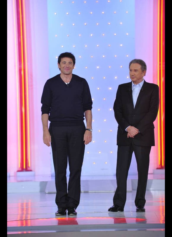 Patrick Bruel et Michel Drucker lors de l'enregistrement de l'émission Vivement Dimanche, diffusée le 15 avril, le 11 avril 2012 à Paris au Studio Gabriel