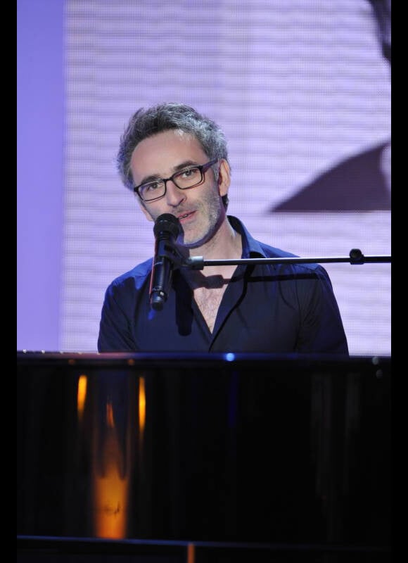Vincent Delerm lors de l'enregistrement de l'émission Vivement Dimanche, diffusée le 15 avril, le 11 avril 2012 à Paris au Studio Gabriel