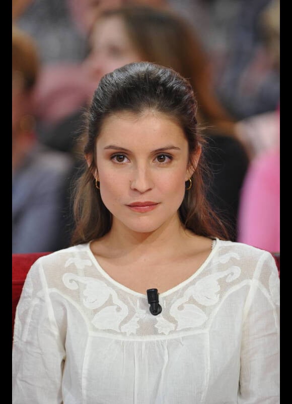 Flore Bonaventura lors de l'enregistrement de l'émission Vivement Dimanche, diffusée le 15 avril, le 11 avril 2012 à Paris au Studio Gabriel