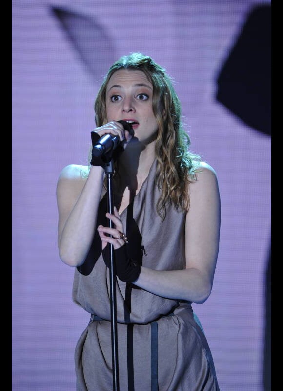 La chanteuse L lors de l'enregistrement de l'émission Vivement Dimanche, diffusée le 15 avril, le 11 avril 2012 à Paris au Studio Gabriel