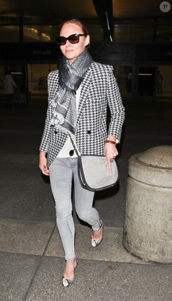 La créatrice Stella McCartney à l'aéroport LAX de Los Angeles, arrive avec style en provenance de Londres, habillée d'un blazer et d'une besace de sa marque éponyme. Le 12 avril 2012.
