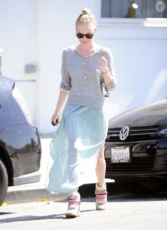 Kate Bosworth surprise à la sortie du salon de coiffure Byron and Tracey, se prépare au festival de Coachella avec style, habillée d'un sweater gris, d'une robe vert menthe et de baskets Willow d'Isabel Marant. Los Angeles, le 10 avril 2012.
