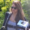 Jessica Alba, stylée pour arriver au bureau avec des lunettes et un sac Tory Burch, un blazer noir sur un top à imprimés géométriques, un jean lavande American Eagle Outfitters et des ballerines noirs cloutées. Los Angeles, le 10 avril 2012.