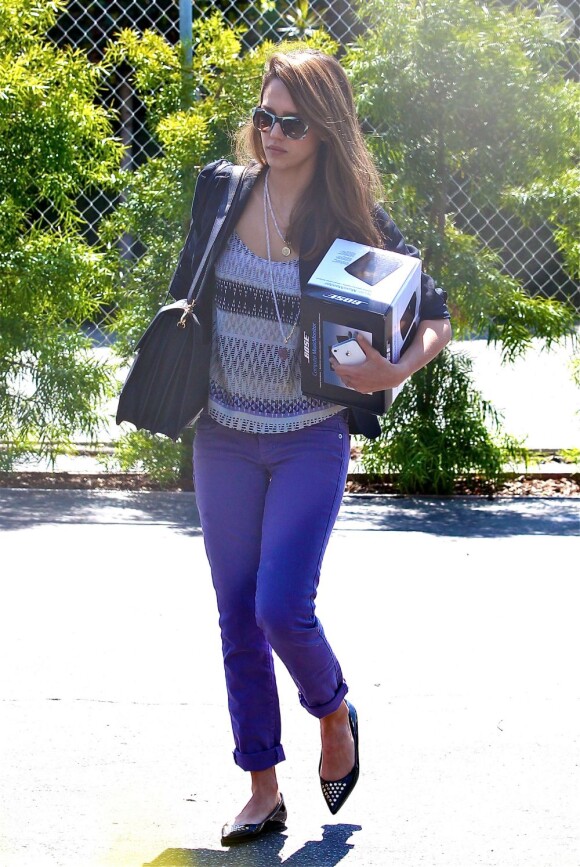 Jessica Alba, stylée pour arriver au bureau avec des lunettes et un sac Tory Burch, un blazer noir sur un top à imprimés géométriques, un jean lavande American Eagle Outfitters et des ballerines noirs cloutées. Los Angeles, le 10 avril 2012.