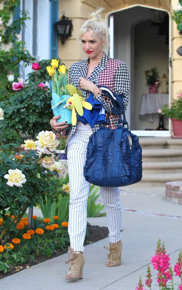 Gwen Stefani, qui porte un sac L.A.M.B. et des bottines en daim, mélange imprimé à carreaux et rayures avec style grâce à sa veste et son pantalon A.L.C. Los Angeles, le 8 avril 2012.