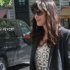 Liv Tyler, dans les rues de Paris le 13 avril 2012, est passée dans une boutique Givenchy dont elle est l'égérie.