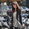 Liv Tyler, en solo dans les rues de Paris le 13 avril 2012, arrive dans une boutique Givenchy dont elle est l'égérie.
