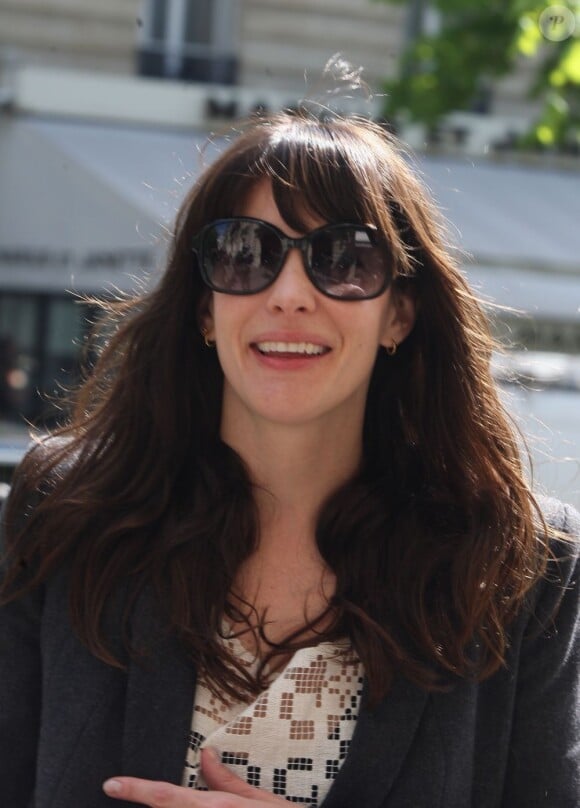 La pétillante Liv Tyler souriante dans les rues de Paris le 13 avril 2012
