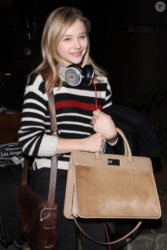 Chloë Moretz emmène son Hollywood Bag de Max Mara partout avec elle. Aéroport de Los Angeles, le 28 février 2012.