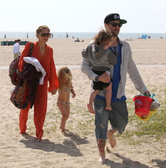 Nicole Richie profite en famille d'une plage de Santa Monica. Le 9 avril 2012.