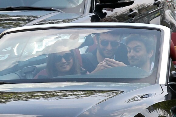 Pippa Middleton en voiture à Paris avec trois amis. La socialite était sous très bonne escorte ! Le 14 avril 2012.