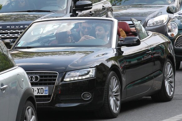 Pippa Middleton en Audi décapotable roulant vers la gare du Nord avec des amis, dont Arthur de Soultrait qui fétait ses 30 ans le 13 avril 2012.
