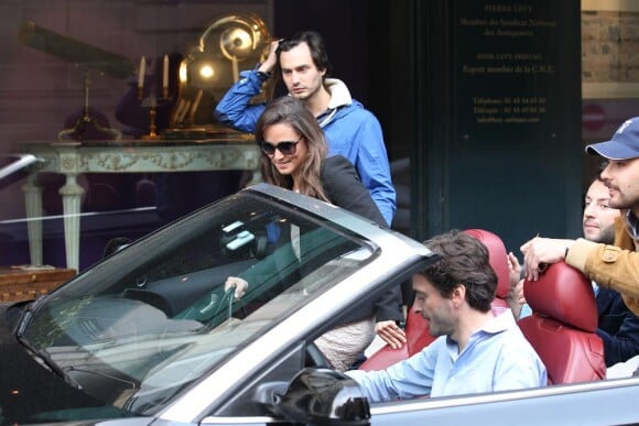 Pippa Middleton se fait raccompagner en Audi décapotable à la gare du Nord par des copains, dont Arthur de Soultrait qui fétait ses 30 ans le 13 avril 2012.