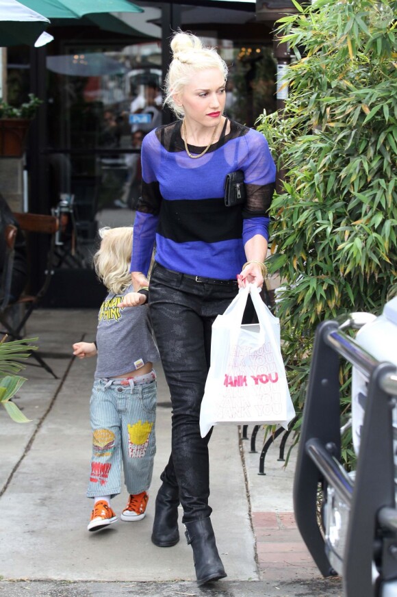 Gwen Stefani et Zuma sont allés récupérer à manger dans un restaurant végétarien. Valley Village, près de Los Angeles, le 14 avril 2012.