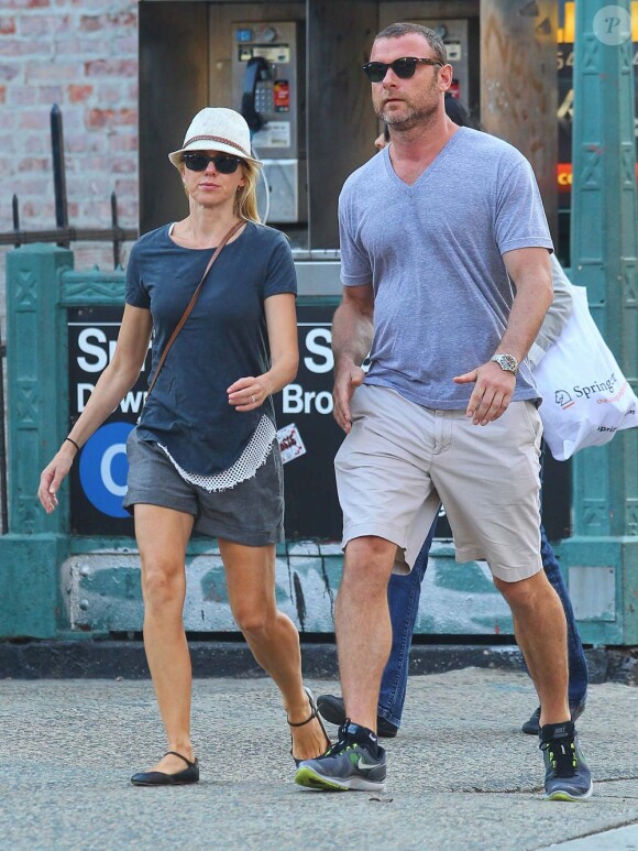 Naomi Watt et Liev Schreiber se baladent en amoureux dans les rues de New York, le 16 avril 2012.