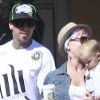 Pink et Carey Hart à la sortie d'un restaurant de Malibu avec leur fille Willow, le 7 avril 2012.
